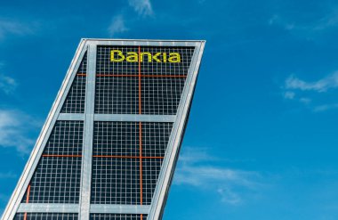 Madrid İspanya - 7 Mart 2020: Madrid, İspanya, Avrupa 'da Plaza De Castilla meydanında yer alan ikiz ofis binaları olan Kio kuleleri veya Avrupa Kapısı kuleleri