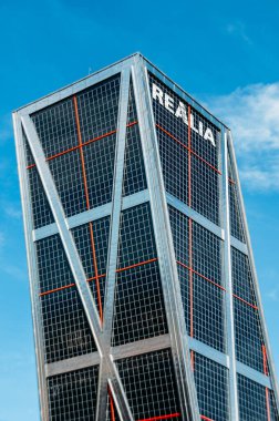 Madrid İspanya - 7 Mart 2020: Madrid, İspanya, Avrupa 'da Plaza De Castilla meydanında yer alan ikiz ofis binaları olan Kio kuleleri veya Avrupa Kapısı kuleleri