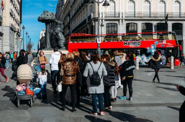 Madrid, İspanya - 7 Mart 2020: Madrid 'in Sembolü - Ayı ve çilek ağacı, Puerta del Sol, İspanya