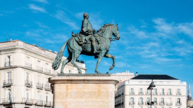 Madrid, İspanya - 7 Mart 2020: Carlos Iii 'nin Binicilik Heykeli, Puerta del Sol, İspanya