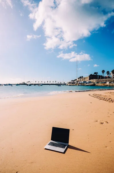 Portátil Portátil Genérico Soleado Desierto Fondo Playa Arena Concepto Oficina — Foto de Stock