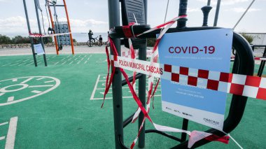 Cascais, Portekiz - 22 Mart 2020: Coronavirus Covid-19 salgını nedeniyle yetkililer tarafından mühürlenen egzersiz ekipmanları