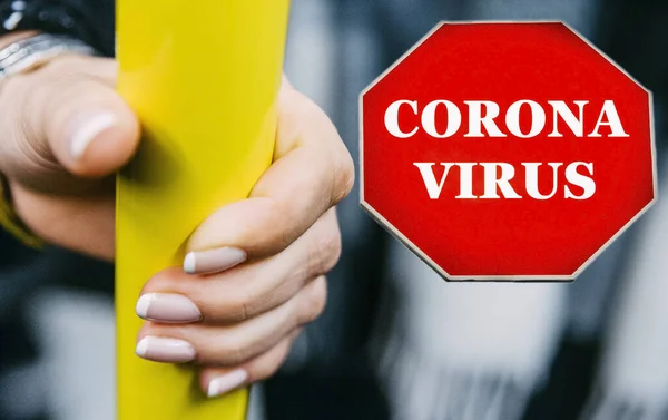 Nahaufnahme Frau Hält Handlauf Öffentlichen Verkehrsmitteln Mit Coronavirus Covid Warnung — Stockfoto