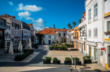 Cascais, Portekiz - 27 Mart 2020: Coronavirus Covid19 salgını sırasında Portekiz 'in Cascais şehrinin merkezinde terk edilmiş turistik restoranlar ve barlar
