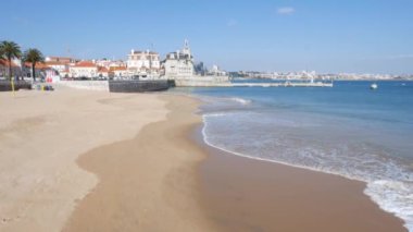 Lizbon, Portekiz yakınlarındaki Cascais 'de terk edilmiş kumlu plaj.