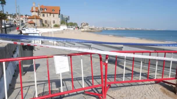 Вход на общественный пляж в Кашкайше (Португалия) запрещен из-за эпидемии Коронавируса Ковид-19 — стоковое видео