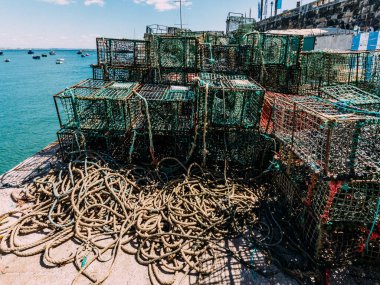 Lizbon, Portekiz yakınlarındaki Cascais limanında eski balıkçılık malzemeleri..