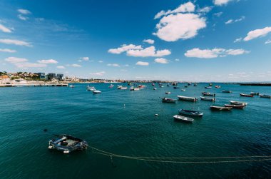 Yaz günü Cascais şehrinin deniz kenarı manzarası. Cascais belediyesi, Portekiz.