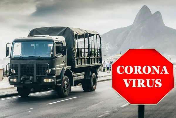 リオデジャネイロ ブラジルの路上で軍のトラックは コロナウイルスCovid 19感染症の発生中に隔離を実施する — ストック写真