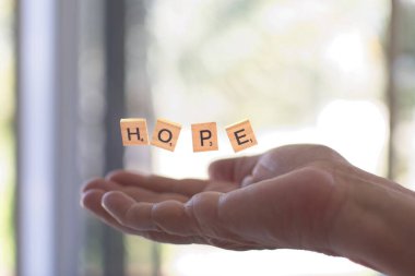 Scrabble parçaları ellerin üzerinde 