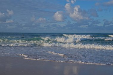 Avustralya 'nın Güneş Işığı Sahili' nde dalgaları yakalayan sörfçü..