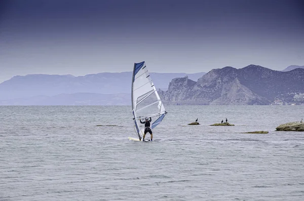 Windsurfing Ένας Άνθρωπος Ένα Πλοίο Ιστιοφόρα Τρένα Στη Θάλασσα — Φωτογραφία Αρχείου