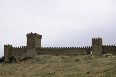 Eski kalenin duvarı, kuleler, binalar, eski kalenin kalıntıları..