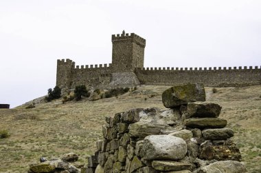 Eski kalenin duvarı, kuleler, binalar, eski kalenin kalıntıları..