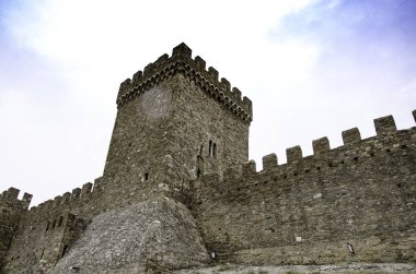 Dağlardaki eski bir ortaçağ kalesinin kulesi..