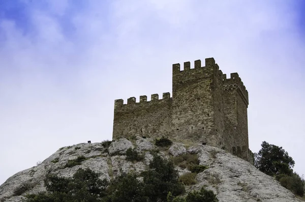 Wieża Starej Średniowiecznej Twierdzy Górach — Zdjęcie stockowe