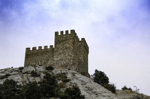 Πύργος Ενός Παλιού Μεσαιωνικού Φρουρίου Στα Βουνά — Φωτογραφία Αρχείου