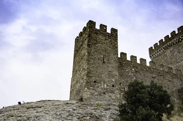 山の中の古い中世の要塞の塔 — ストック写真