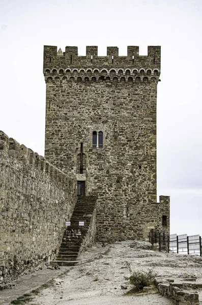 Torre Uma Antiga Fortaleza Medieval Nas Montanhas — Fotografia de Stock