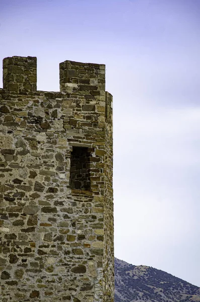 Dağlardaki Eski Bir Ortaçağ Kalesinin Kulesi — Stok fotoğraf