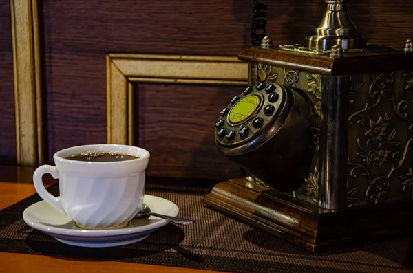 Ретро Телефон Белая Чашка Горячим Напитком Кофейном Столике — стоковое фото