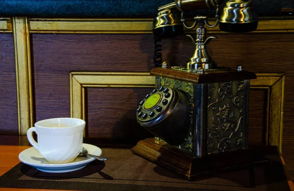 Ретро Телефон Біла Чашка Гарячим Напоєм Кавовому Столі — стокове фото