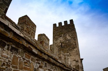 Eski kaleye. Duvar, dağlardaki eski bir kalenin gözetleme kulesi. Orta Çağ. Arkeoloji.