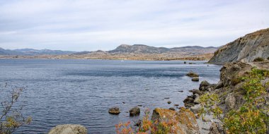  Deniz, dağ manzarası. Kıyı şeridi, plajlar, taşlar, dağ bitkileri. Sonbahar.