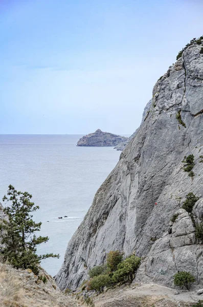 Deniz Kenarındaki Dağ Manzarası Denize Yolculuk Kaya Dik Yamaç Dağ — Stok fotoğraf