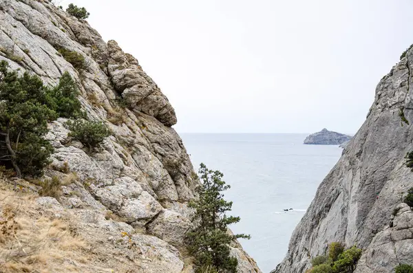 Deniz Kenarındaki Dağ Manzarası Denize Yolculuk Kaya Dik Yamaç Dağ — Stok fotoğraf