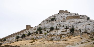 Dağlardaki eski kale, uçurumdaki bir duvar ve kuleler.