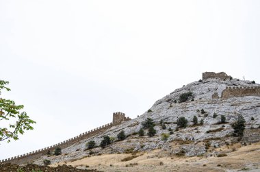 Dağlardaki eski kale, uçurumdaki bir duvar ve kuleler.