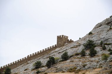 Dağlardaki eski kale, uçurumdaki bir duvar ve kuleler.