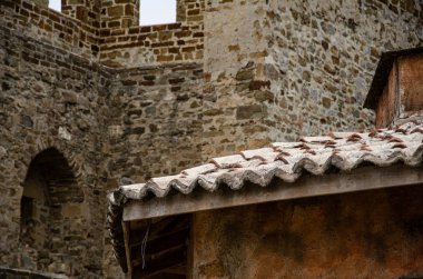 Eski kalenin arka duvarında eski fayanslar olan çatının bir kısmı..