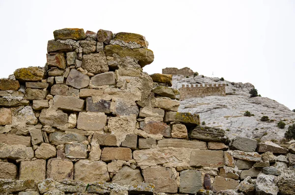 Dağlardaki Eski Bir Kalenin Kulesi Duvarı Harabeler Kazılar — Stok fotoğraf