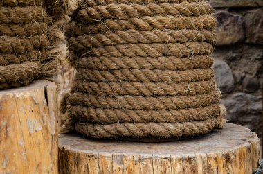  Bir kütüğün üzerinde büyük bir kenevir ipi..