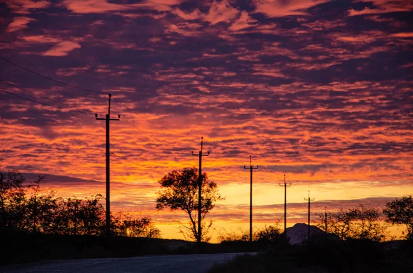 Coucher Soleil Rouge Cramoisi Sur Fond Contour Une Ligne Électrique — Photo