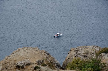 Dağ deniz manzarası, dağ bitkileri ve kıyıdaki dağ patikaları..