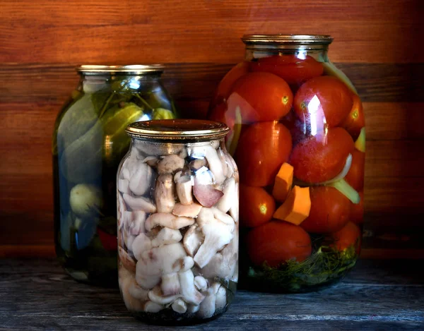 罐头产品 西红柿蘑菇 木制背景 冬季产品的收获和储存 — 图库照片