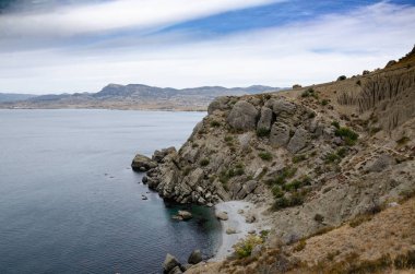 Deniz Burnu. Dağ kıyısında küçük bir sahil. Seyahat ve macera.