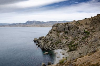 Deniz Burnu. Dağ kıyısında küçük bir sahil. Seyahat ve macera.