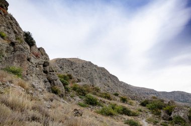 Dağ manzarası. Dik uçurum ve gökyüzü. Seyahat ve macera.