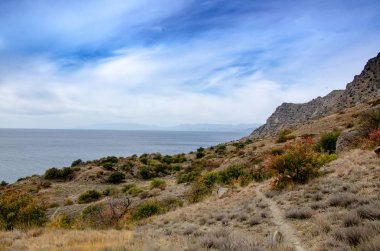Dağ manzarası. Sahildeki dağ yolu. Seyahat ve macera.