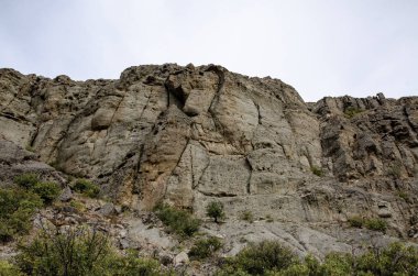 Dağ manzarası. Dik uçurum ve gökyüzü. Seyahat ve macera.