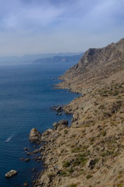 Deniz ve dağlar. Deniz Burnu Kayalık Kıyı. Güneşli bir gün.
