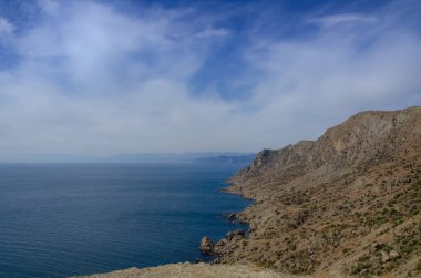 Deniz ve dağlar. Deniz Burnu Kayalık Kıyı. Güneşli bir gün.