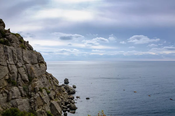 Dağ Deniz Manzarası Deniz Kıyısındaki Büyük Desenli Kaya Seyahat Macera — Stok fotoğraf