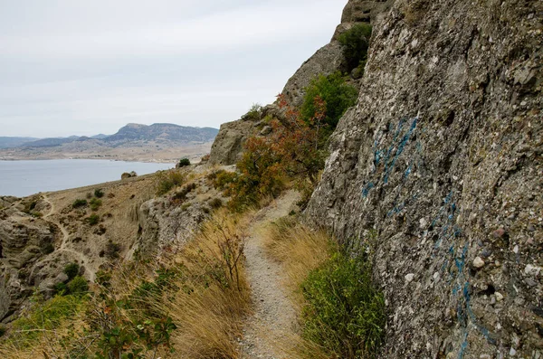 在通往大海的大石头和悬崖之间的山路 — 图库照片