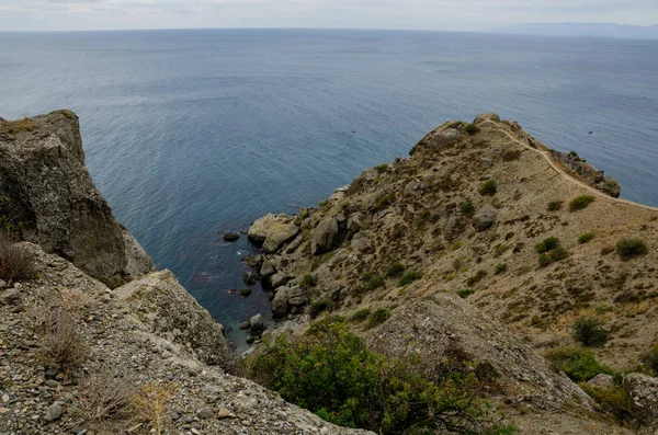 Dağ Ağaçları Taşlar Deniz Dağ Manzaraları Seyahat Macera — Stok fotoğraf