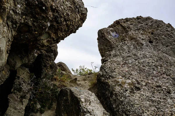 Гірська Стежка Проходить Між Великими Каменями Скелями Моря — стокове фото